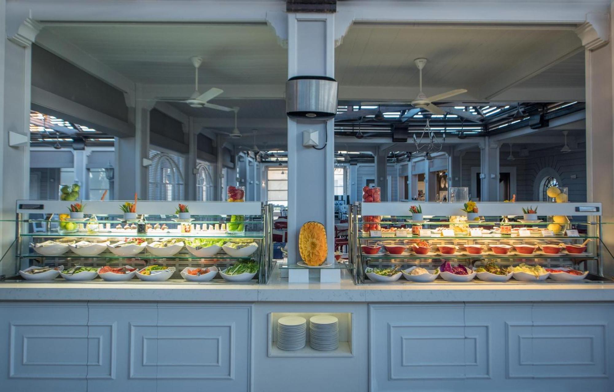Sentido Reef Oasis Aqua Park Resort Sharm el Sheikh Esterno foto A buffet at a hotel