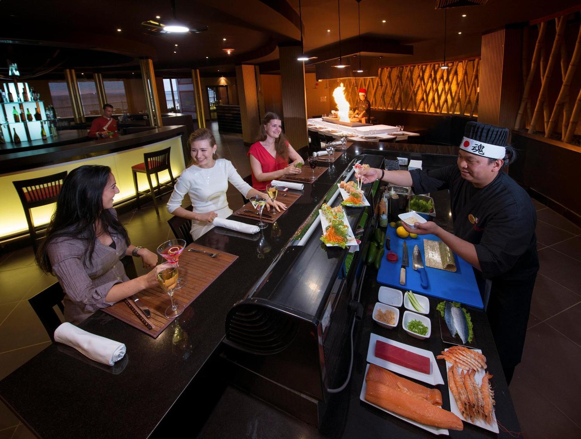 Sentido Reef Oasis Aqua Park Resort Sharm el Sheikh Esterno foto A sushi bar in a restaurant