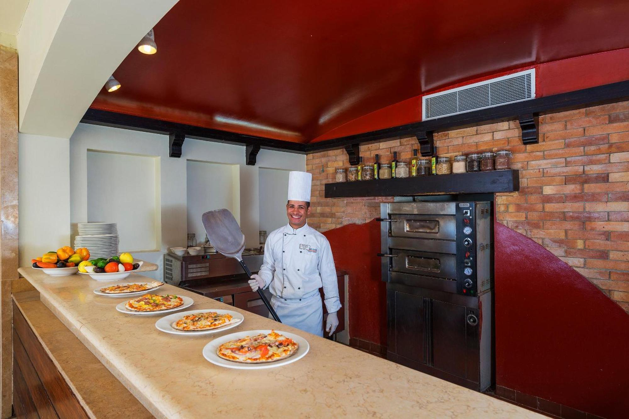 Sentido Reef Oasis Aqua Park Resort Sharm el Sheikh Esterno foto A pizzaiolo in a restaurant